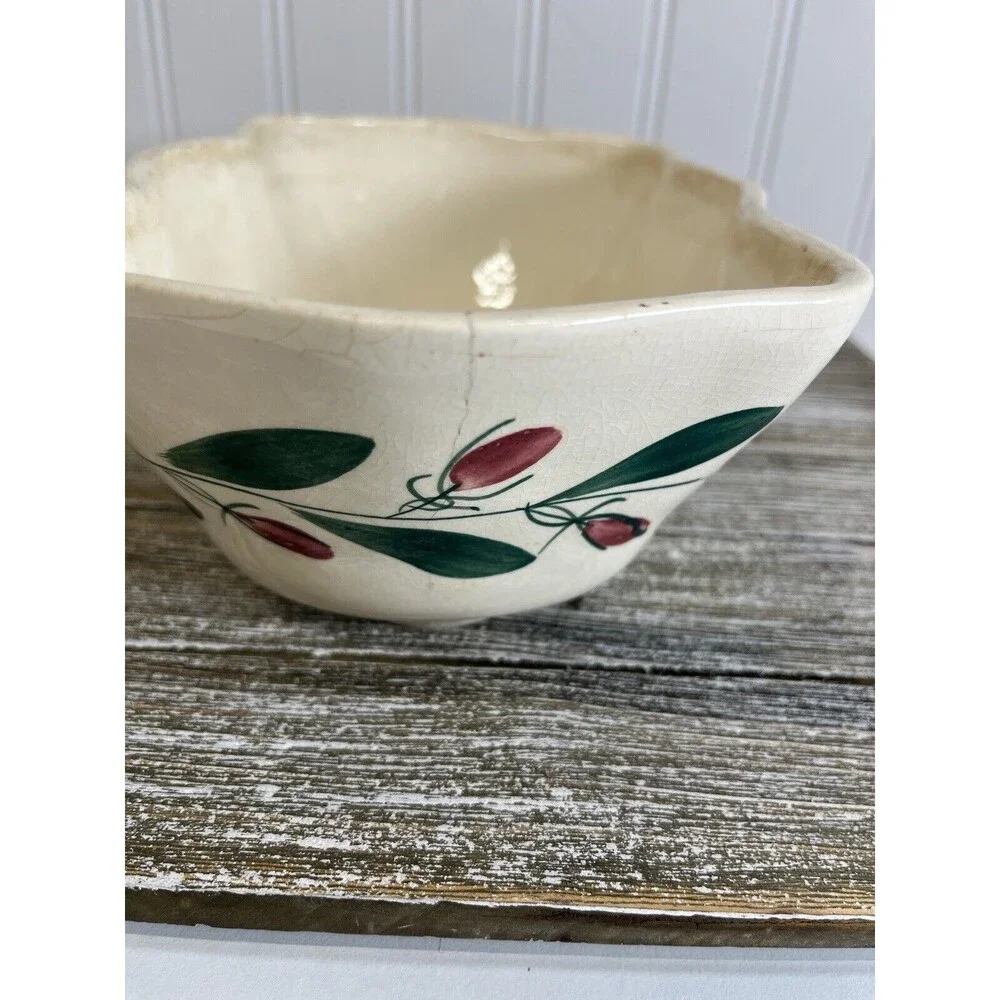 Vintage Scalloped Planter with Rose Buds and Green Leaf Vine Pattern‎